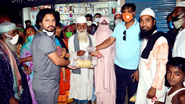 ঋতু কেক বেক’র উদ্যোগে সাধারণ মানুষের মাঝে খাদ্য সামগ্রী বিতরণ