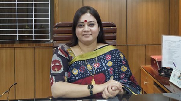 নিজের বেতনের টাকায় দরিদ্রদের বাড়ি খাদ্য নিয়ে যাবেন ইউএনও