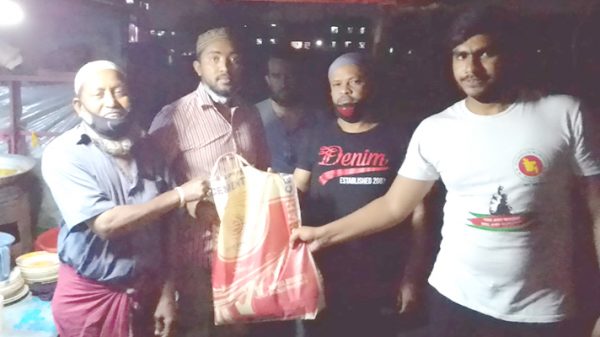 শরীফুল হকের দুঃস্থ ও অসহায়দের মাঝে খাদ্য সামগ্রী বিতরণ