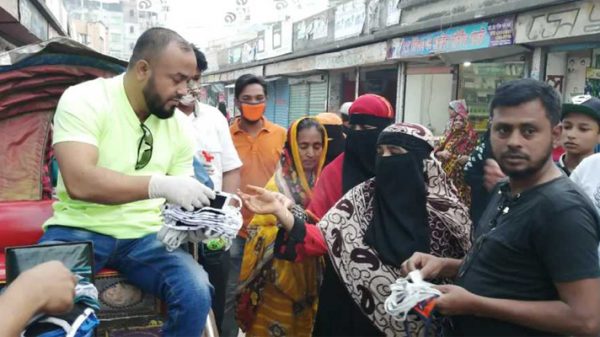 সেচ্ছাসেবক লীগ নেতা মীর হোসেন মীরুর মাস্ক বিতরণ