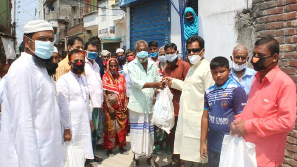 লালপুর পৌষার পুকুরপাড় সমাজকল্যাণ পরিষদের উদ্যোগে খাদ্য সামগ্রী বিতরণ
