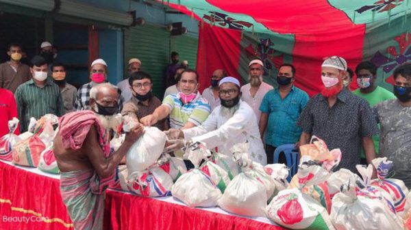দেড়শ অসহায় পরিবারকে খাদ্য সহায়তা দিলেন ফরিদ আহমেদ লিটন