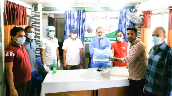ফতুল্লা প্রেস ক্লাবে ছাত্রলীগ নেতা শাওনের উপহার
