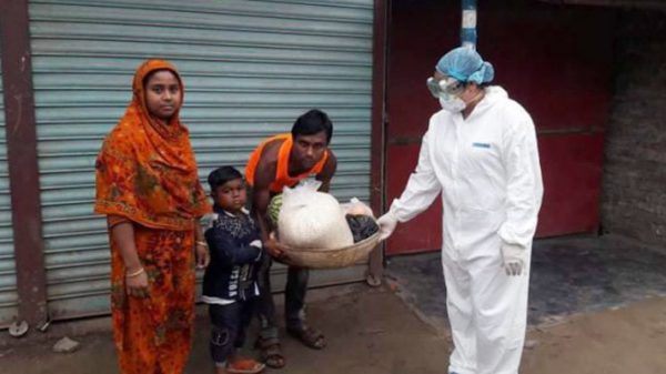 স্ত্রীর জমানো টাকায় ২০ পরিবারকে ত্রাণ দিলেন চা-বিক্রেতা