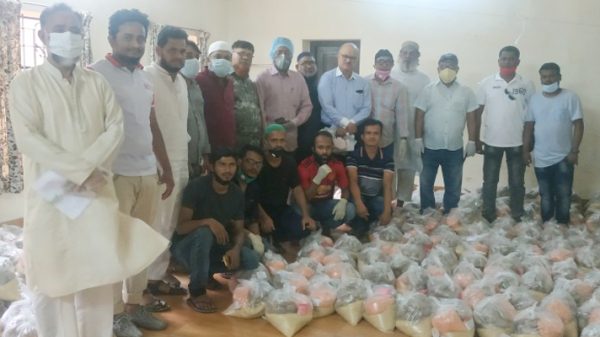ফতুল্লায় জান্নাহ ওয়েল ফাউন্ডেশনের পক্ষে অসহায় মানুষের মাঝে খাদ্য সামগ্রী বিতরণ