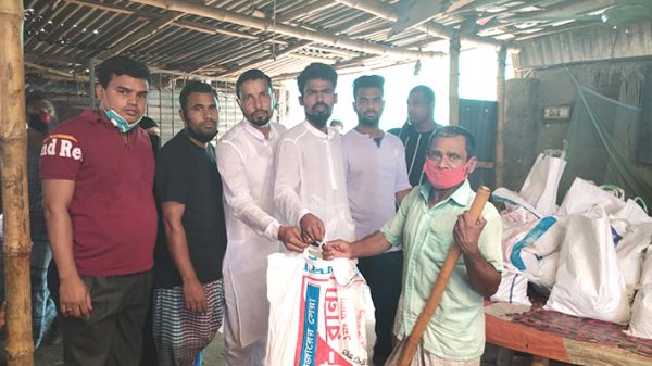 সুমনের উদ্যোগে দুঃস্থ ও অসহায়দের মাঝে খাদ্য সামগ্রী বিতরণ