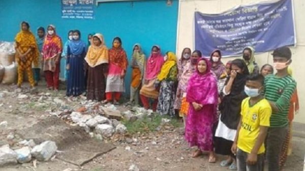 সিদ্ধিরগঞ্জে বকেয়া বেতনের দাবিতে পোশাক শ্রমিকদের বিক্ষোভ
