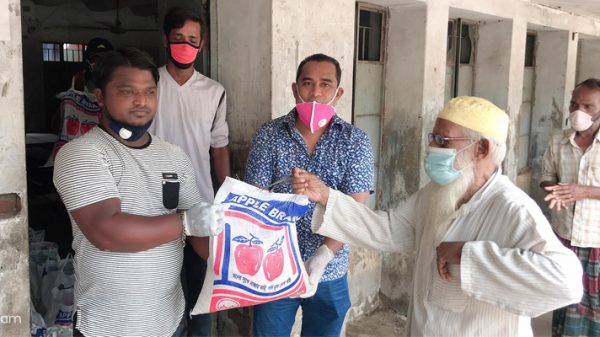 দাপায় কর্মহীন মানুষের মাঝে খাদ্য সামগ্রী বিতরণ করলেন লিটন