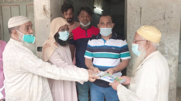 দরিদ্র ও অসহায় মানুষের মধ্যে শাড়ি-লুঙ্গী বিতরণ করলেন লিটন