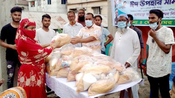 ফতুল্লায় অসহায় মানুষের মাঝে ঈদ সামগ্রী বিতরণ করলেন লিটন