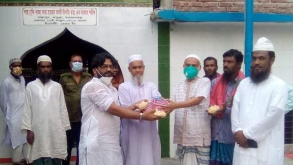 ইউএনও’র সহযোগিতায় হযরত শাহ মসজিদে ইফতার বিতরণ