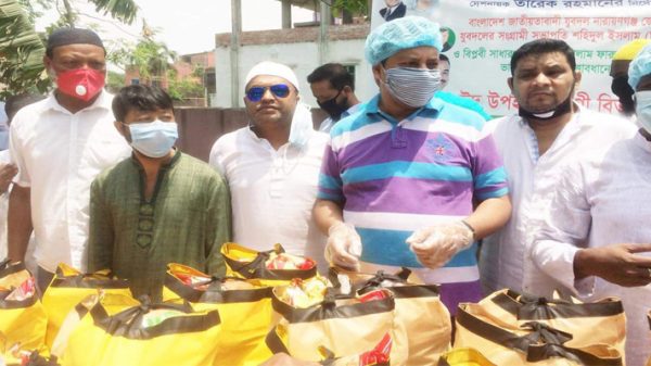 ফতুল্লায় জেলা যুবদলের ঈদ উপহার সামগ্রী বিতরণ