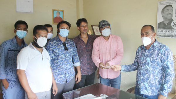 রাস্তা সংস্কারের জন্য বৈঠকখানা ফাউন্ডেশনকে অর্থ প্রদান করলেন ফরিদ আহম্মেদ লিটন