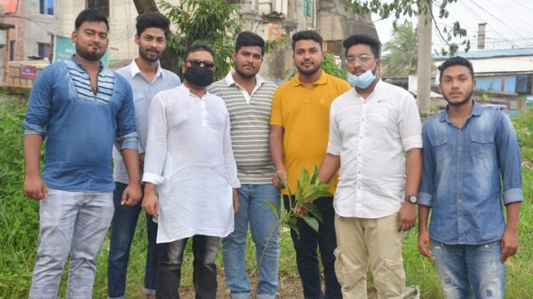 ফতুল্লায় শরীফুল হকের নির্দেশে ছাত্রলীগ নেতা শাওনের বৃক্ষরোপণ