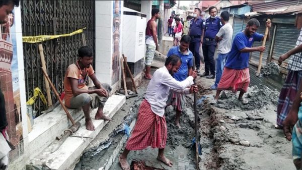 মসজিদে বিস্ফোরণের ঘটনায় আরও লিকেজ খুঁজতে মাটি খুঁড়ছে তিতাস