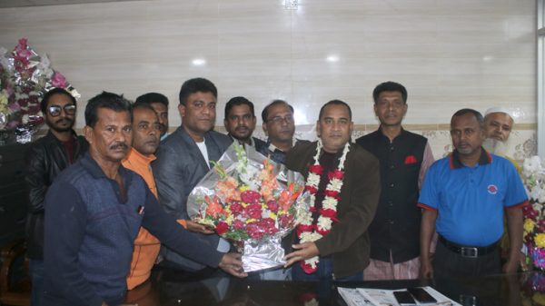 ফরিদ আহমেদ লিটনকে স্বেচ্ছাসেবক লীগ নেতাকর্মীদের ফুলেল শুভেচ্ছা