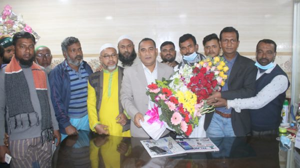 লিটনকে দাপা বালুরঘাট ট্রাক চালক সমিতির নেতাকর্মীদের ফুলেল শুভেচ্ছা