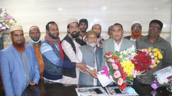 লিটনকে আদর্শনগর সমাজ উন্নয়ন কমিটির নেতাকর্মীদের ফুলেল শুভেচ্ছা