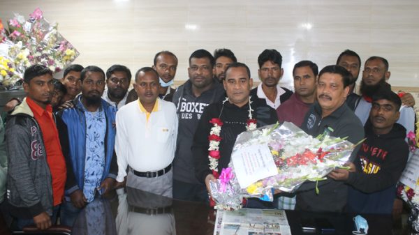ফরিদ আহমেদ লিটনকে হাসমত মেম্বারের ফুলেল শুভেচ্ছা