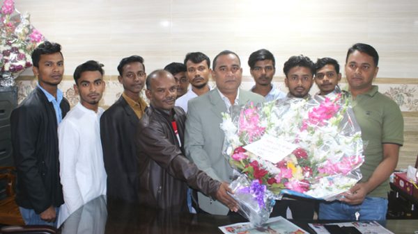 ফরিদ আহমেদ লিটনকে স্বেচ্ছাসেবক লীগ নেতাকর্মীদের ফুলেল শুভেচ্ছা