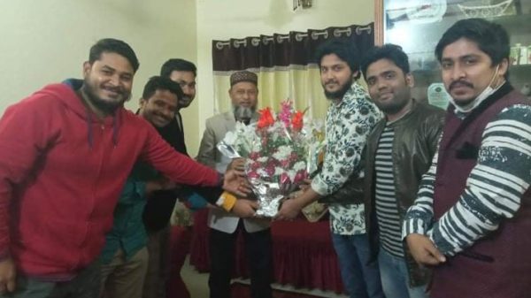 মোমেন সিকদারকে কাশিপুর যুব সমাজের ফুলেল শুভেচ্ছা