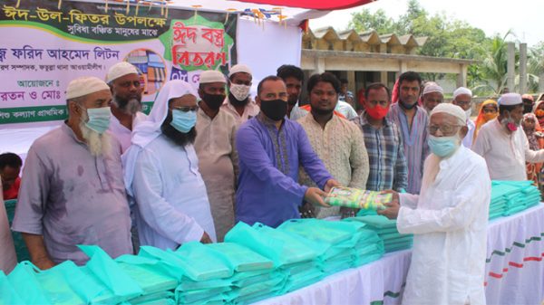 অসহায় ও দুস্থদের মাঝে শাড়ী-লুঙ্গি বিতরণ করলেন লিটন