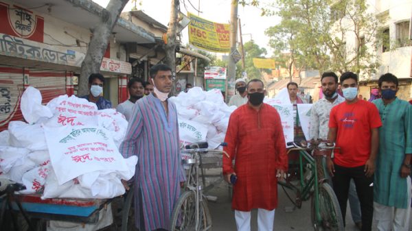 ঘরে ঘরে ঈদ উপহার সামগ্রী পৌঁছে দিচ্ছেন ফরিদ আহম্মেদ লিটন