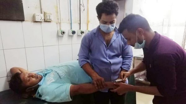 ফতুল্লায় সাংবাদিকদের উপর বাচ্চু বাহিনীর হামলা