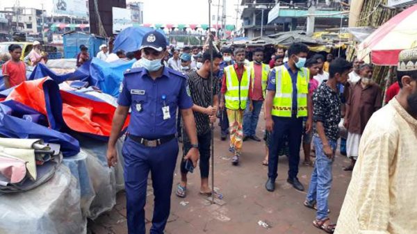 সোনারগাঁয়ের মোগড়াপাড়া চৌরাস্তায় হাইওয়ে পুলিশের উচ্ছেদ অভিযান
