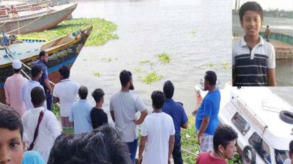 একটি থেকে আরেকটি বাল্কহেডে লাফ, বুড়িগঙ্গায় পড়ে মাদ্রাসা ছাত্র নিখোঁজ
