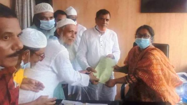 এলাকার গণ্যমান্য ব্যক্তিদের নিয়ে মনোনয়নপত্র জমা দিলেন আলাউদ্দিন হাওলাদার